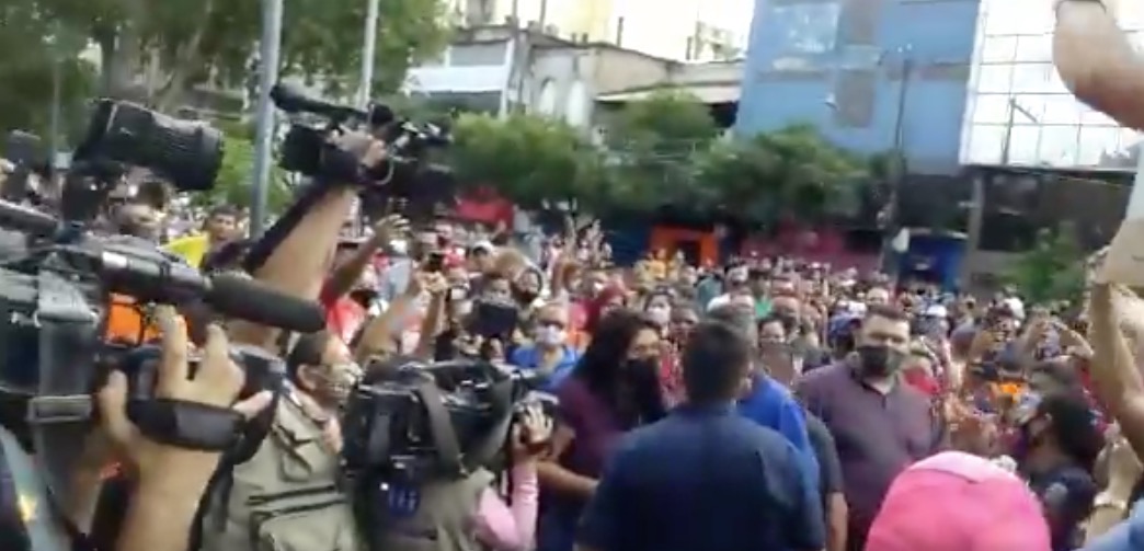 Equipe da Acrítica é hostilizada em manifestação no Centro de Manaus