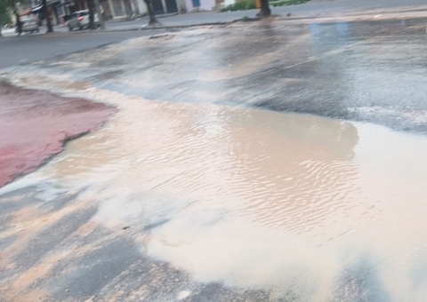 Vazamento em avenida deixa trânsito caótico e moradores sem água em Manaus