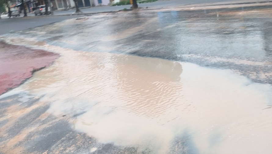 Vazamento em avenida deixa trânsito caótico e moradores sem água em Manaus