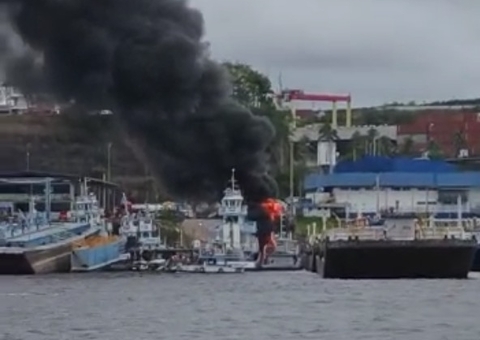 Incêndio em balsa assusta trabalhadores próximo ao porto Chibatão em Manaus