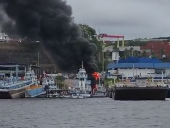 Incêndio em balsa assusta trabalhadores próximo ao porto Chibatão em Manaus
