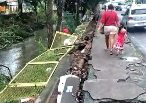 Desespero: Grade de proteção desaba dentro de igarapé em avenida de Manaus