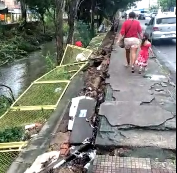 Desespero: Grade de proteção desaba dentro de igarapé em avenida de Manaus