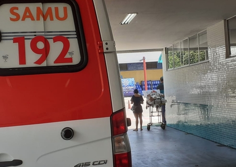 Idosa com Covid aguarda vaga em maca do lado de fora de hospital em Manaus