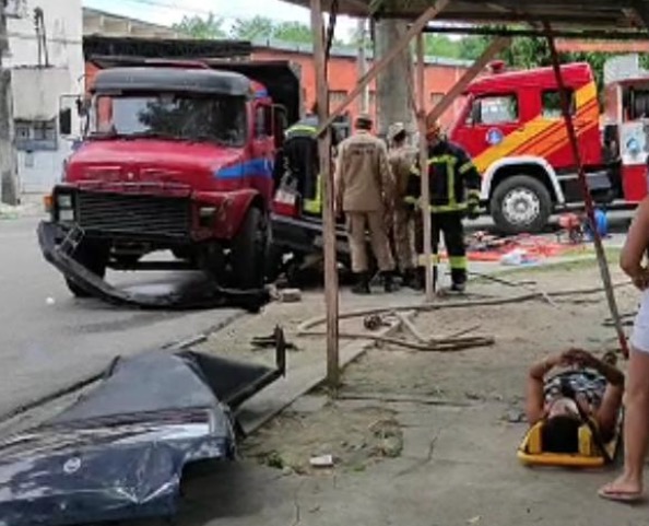 Casal fica ferido em acidente grave entre caçamba e carro em Manaus