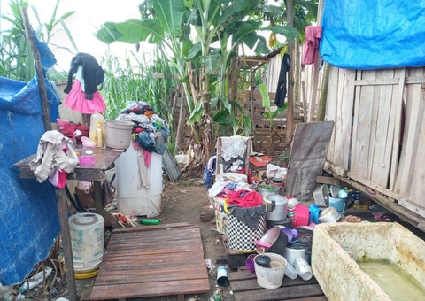 Crianças e bebê são abandonados em casa no lixão do Amazonas
