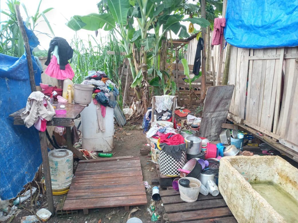 Crianças e bebê são abandonados em casa no lixão do Amazonas