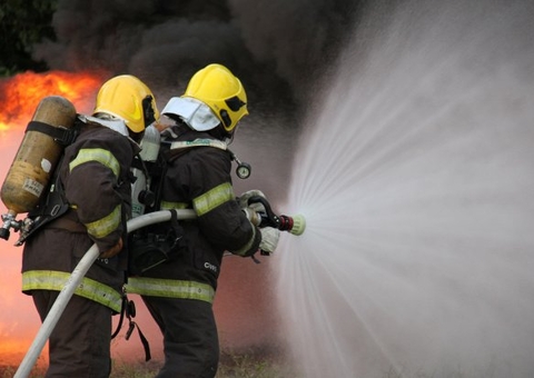 Carro pega fogo na garagem de casa e família fica encurralada em Manaus