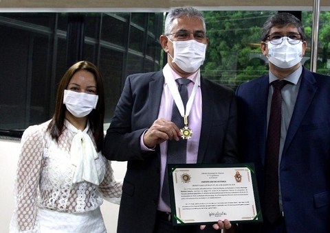 Durango Duarte é condecorado com  Medalha de Ouro Cidade de Manaus