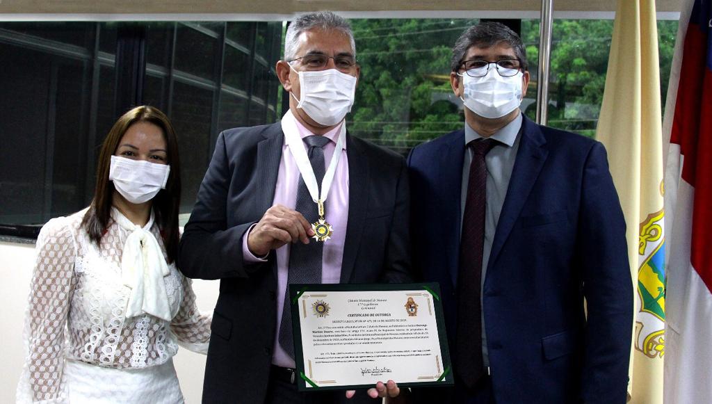 Durango Duarte é condecorado com  Medalha de Ouro Cidade de Manaus