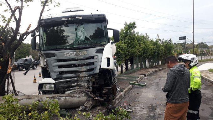 Carreta desgovernada arranca poste e bloqueia acesso a rotatória de Manaus
