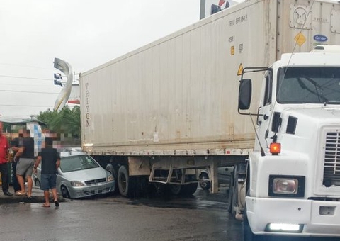 Acidentes, deslizamentos e alagações marcam manhã chuvosa em Manaus