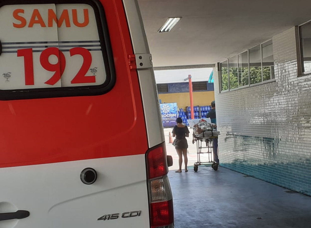 Idosa com Covid aguarda vaga em maca do lado de fora de hospital em Manaus