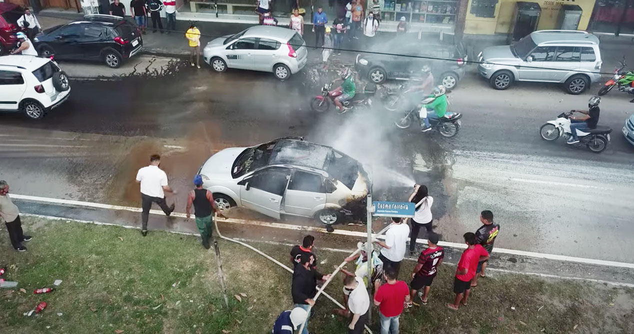 Drone flagra incêndio em veículo no Coroado; veja imagens
