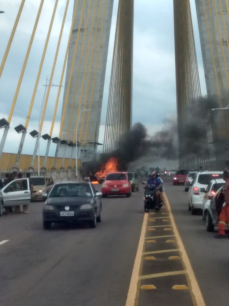 Vídeo: Fogo devasta carro e deixa populares desesperados na Ponte Rio Negro