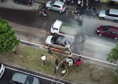 Drone flagra incêndio em veículo no Coroado; veja imagens