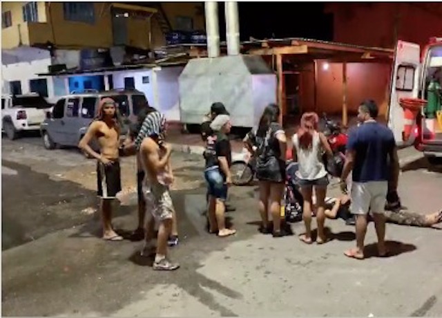 Motociclista é arremessado ao passar por quebra-mola em Manaus