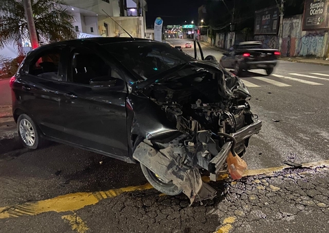 Vídeo mostra carros destruídos após capotamento em avenida de Manaus