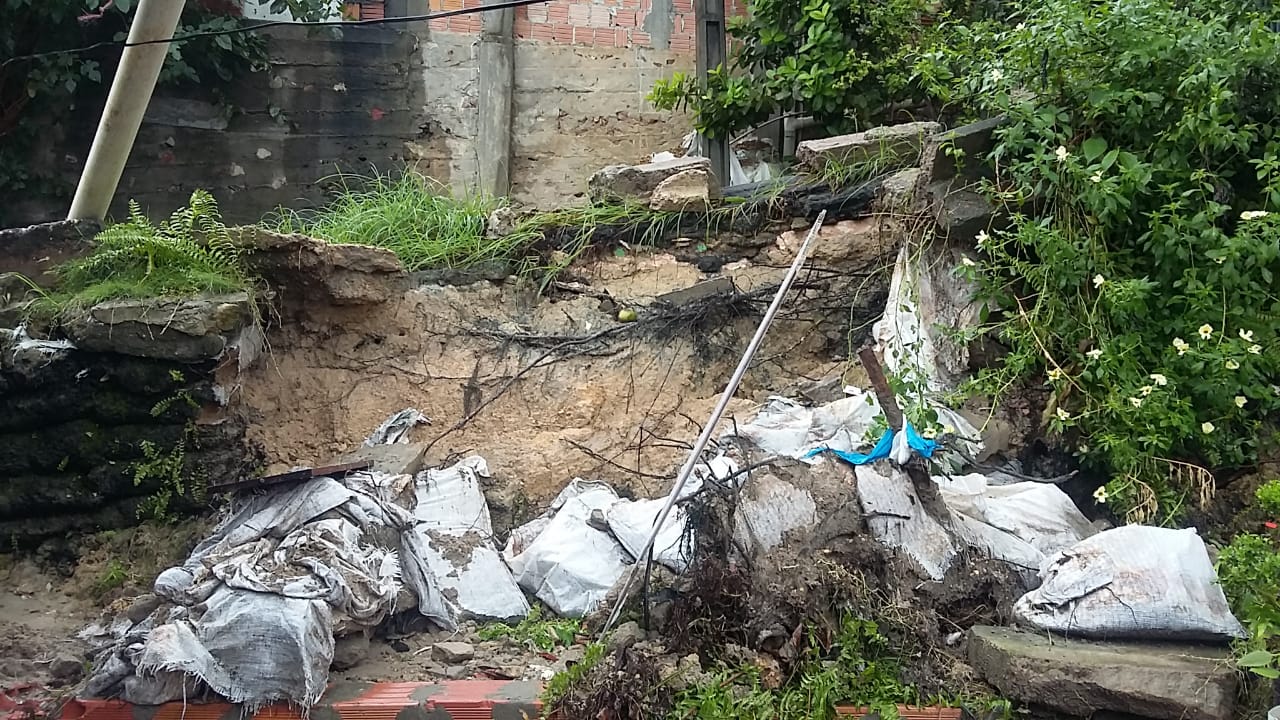 Acidentes, deslizamentos e alagações marcam manhã chuvosa em Manaus