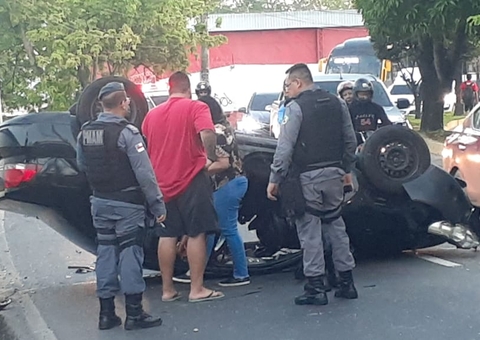 Ao voltar de festa, motorista perde controle e capota com carro em Manaus