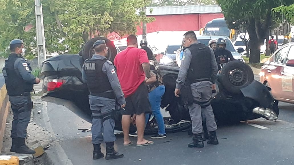 Ao voltar de festa, motorista perde controle e capota com carro em Manaus