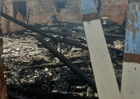 Vídeo: Incêndio deixa duas casas destruídas em Manaus