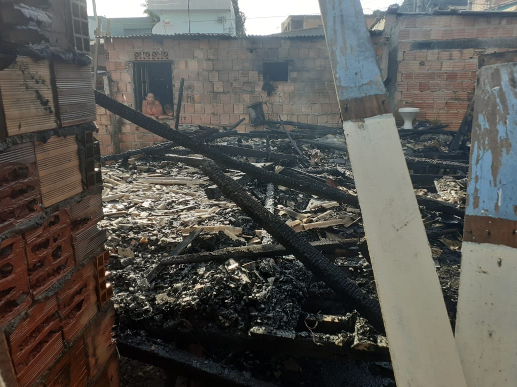 Vídeo: Incêndio deixa duas casas destruídas em Manaus