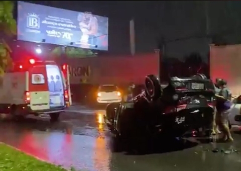 Motorista perde controle da direção e capota carro em avenida de Manaus