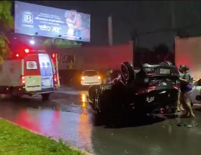 Motorista perde controle da direção e capota carro em avenida de Manaus