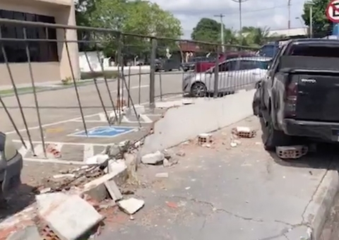 Motorista perde controle e colide violentamente em muro de Fórum em Manaus