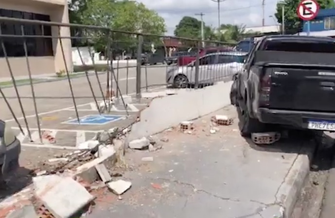 Motorista perde controle e colide violentamente em muro de Fórum em Manaus