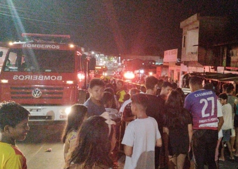 Residência de madeira é tomada pelo fogo em Manaus