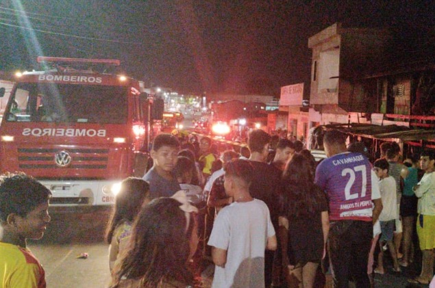 Residência de madeira é tomada pelo fogo em Manaus