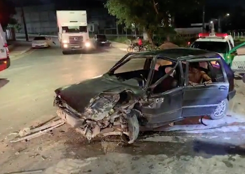 Motorista embriagado colide de frente com outro carro em avenida de Manaus 