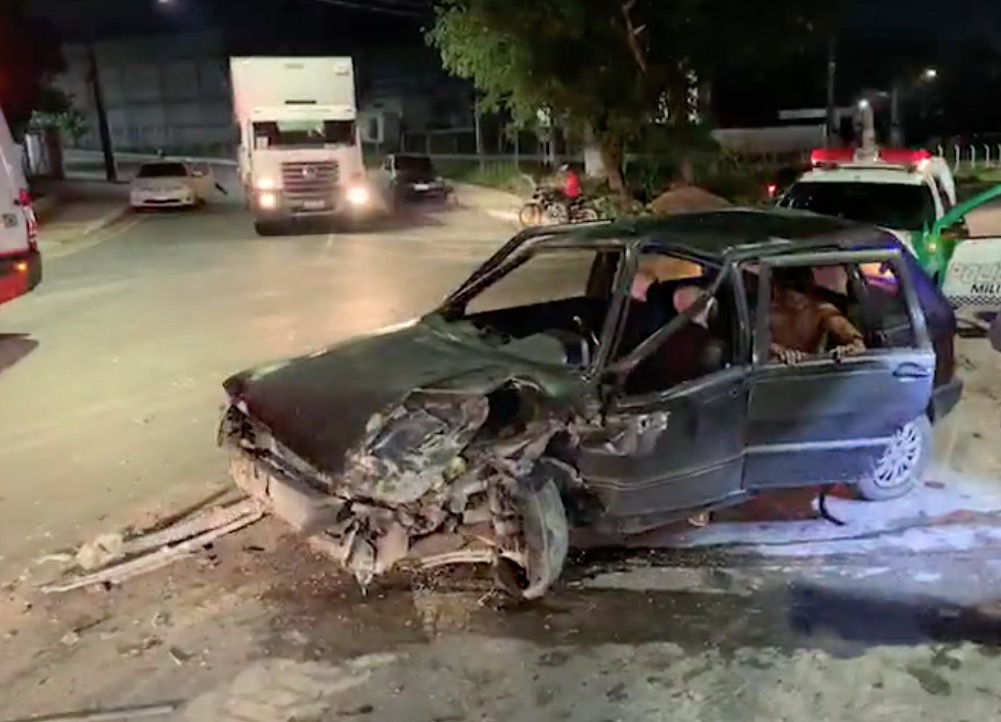 Motorista embriagado colide de frente com outro carro em avenida de Manaus 