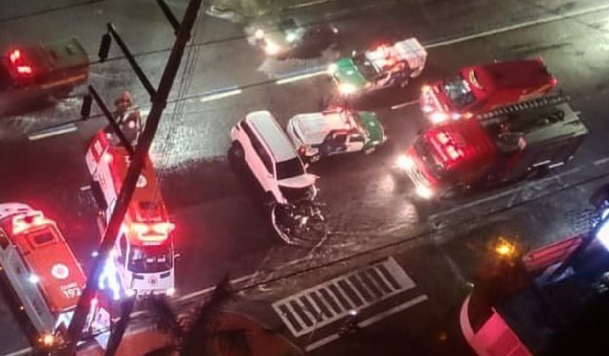 Carro 'engole' moto em acidente e vítima fica presa às ferragens em Manaus