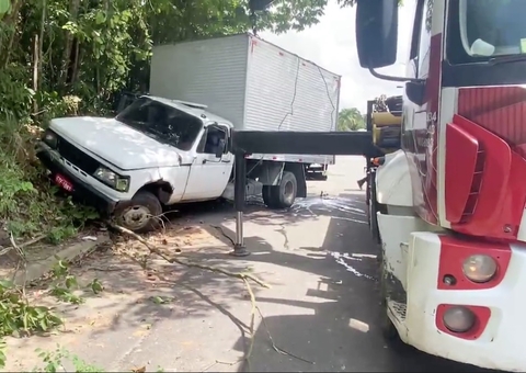 Caminhão carregado de gelo tomba ao tentar desviar de carro em Manaus 