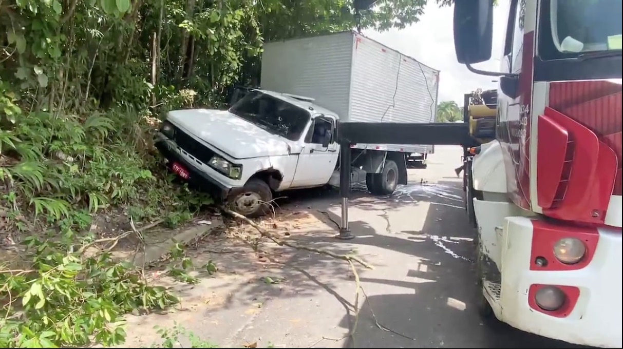 Caminhão carregado de gelo tomba ao tentar desviar de carro em Manaus 