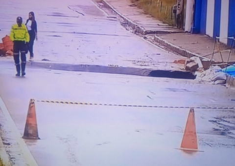 Trecho de avenida desmorona durante madrugada chuvosa em Manaus