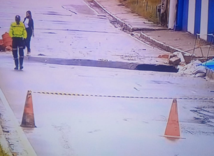 Trecho de avenida desmorona durante madrugada chuvosa em Manaus