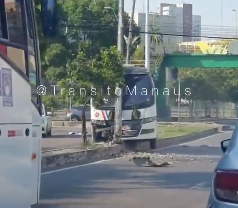 Motorista fica ferido após micro-ônibus bater em poste em avenida de Manaus