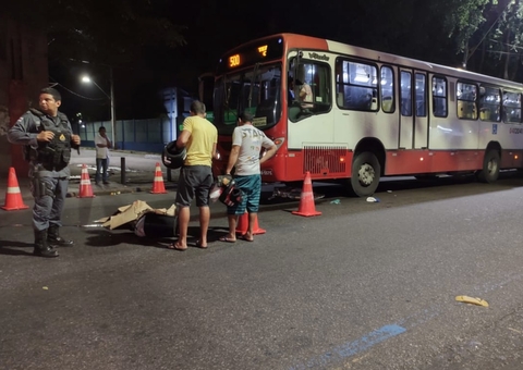 Homem morre esmagado ao tentar correr para ‘pegar’ ônibus em Manaus
