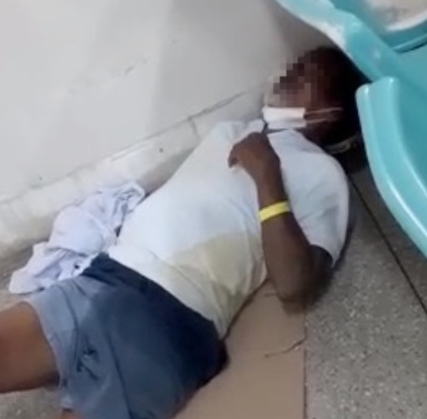 Sem atendimento, idoso passa mal no chão do Hospital João Lúcio; Vídeo