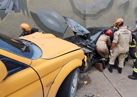 Colisão frontal deixa feridos e carros destruídos em Manaus; veja imagens