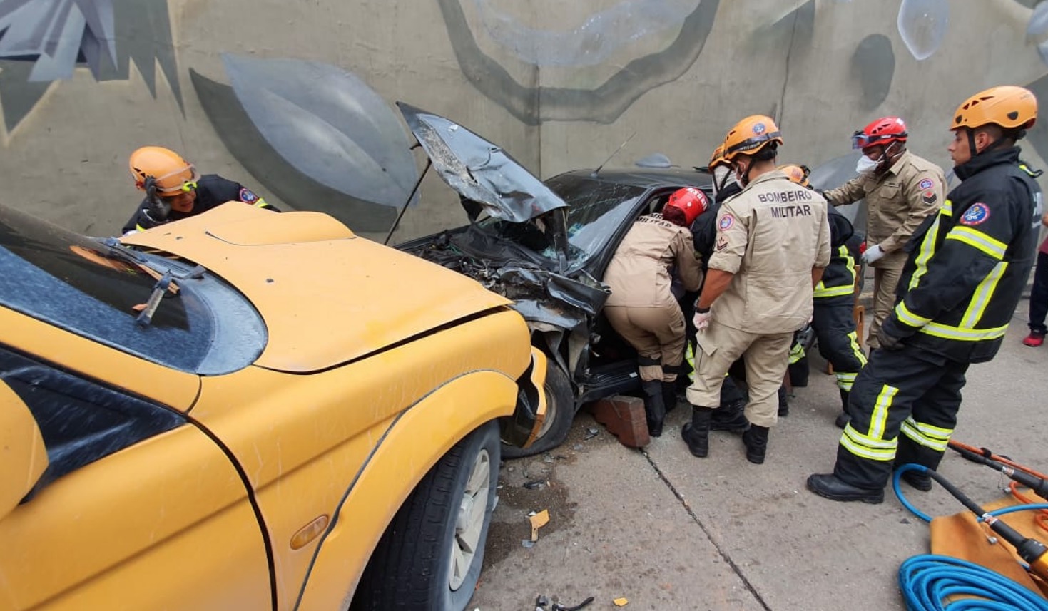 Colisão frontal deixa feridos e carros destruídos em Manaus; veja imagens