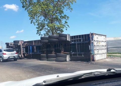 Carreta tomba e causa engarrafamento caótico em avenida de Manaus