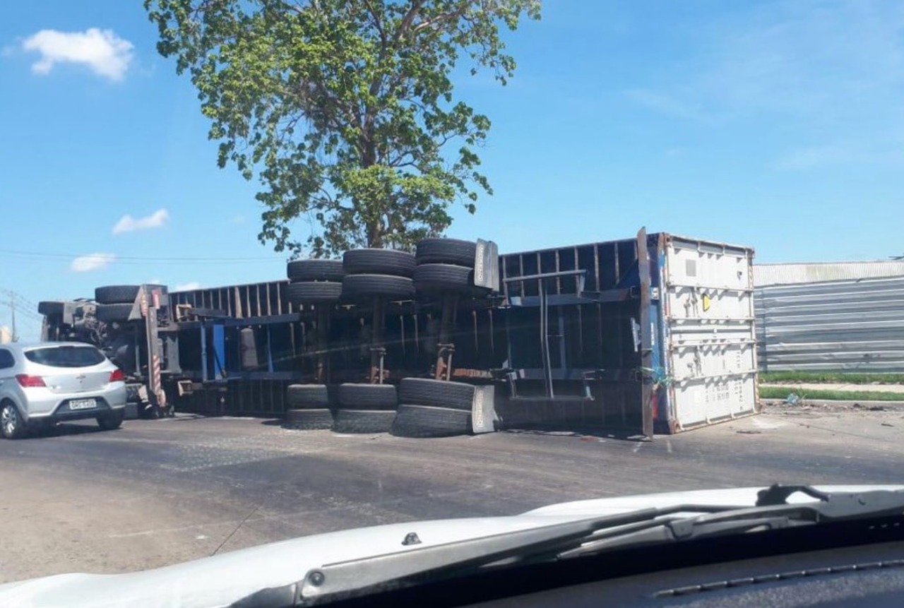 Carreta tomba e causa engarrafamento caótico em avenida de Manaus