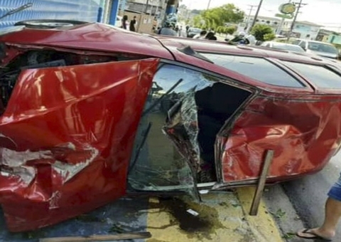 Funcionário de lava jato destrói carro de cliente em acidente em Manaus