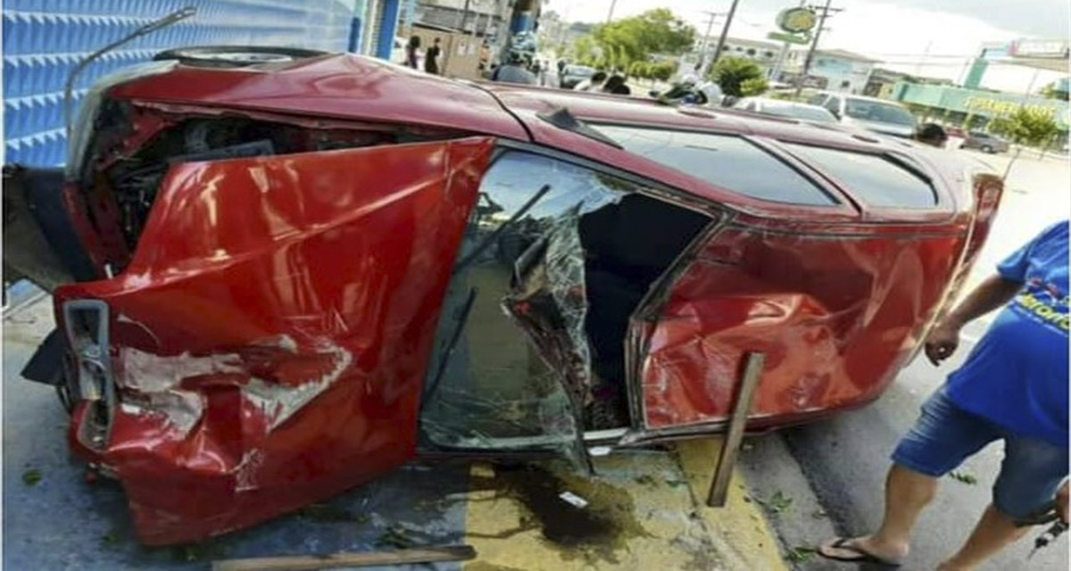 Funcionário de lava jato destrói carro de cliente em acidente em Manaus