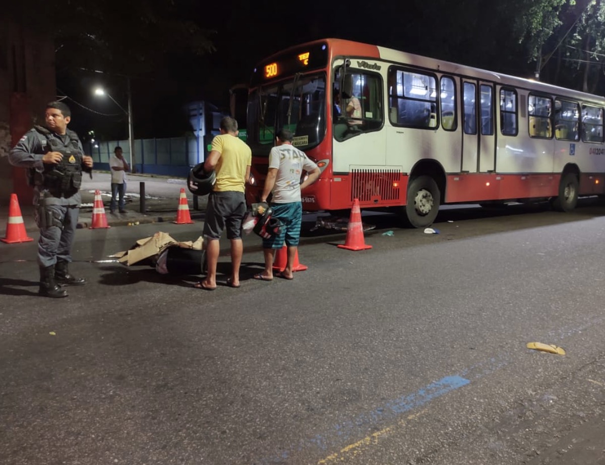 Homem morre esmagado ao tentar correr para ‘pegar’ ônibus em Manaus